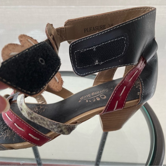 Spring Step sandals with fun floral detailing on the velcro closure. Size 38 - Picture 5 of 13